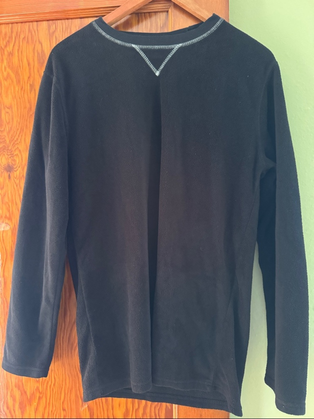 Izod Men's Black Crewneck soft pullover  with Contrast Stitching
